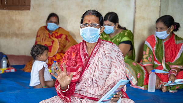 Local health worker providing health trainings to mothers in India.