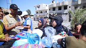 A photograph from a Project HOPE distribution to displaced people in Gaza.